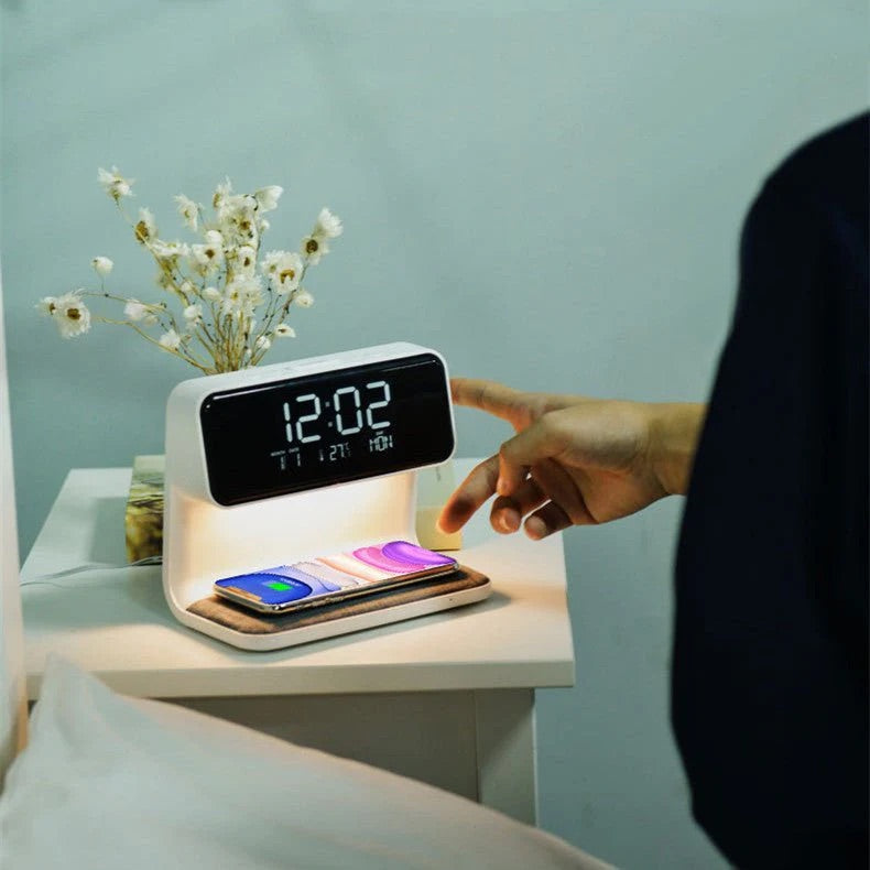 مصباح سرير إبداعي 3 في 1 مزود بشاحن لاسلكي وشاشة LCD وساعة منبه وشاحن هاتف لاسلكي